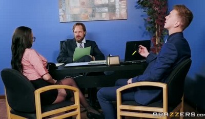 Алексей Маетный, известный тем, что никогда не проигрывает женщинам, имел интимный опыт с одной из коллег по компании.