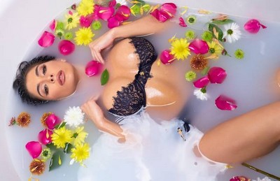 Мокрая женщина в душе удовлетворяет себя.