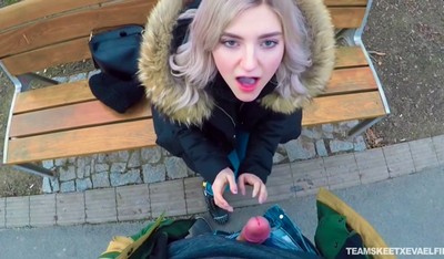 Русская девушка в зимней куртке решает сделать минет своему новому партнеру.