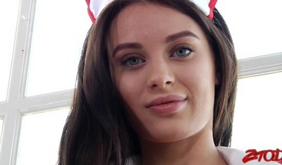 "Не так быстро, твой член слишком большой для моей попки" - это инцест сцена, которая вызывает шипение предвкушения у зрителей.