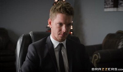 Блондинка Миа, профессиональный киллер, работала на крупный банк в Нью-Йорке.