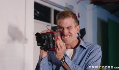 В дешевой фотостудии произошло необычное событие: фотомодель Лили ошиблась, приняв электрика за фотографа.