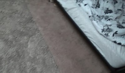 Пацан кончает на киску своей сестренки и расслабляется.