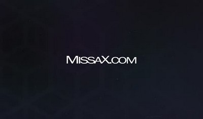 Парень услышал, что его сестра использует интимные игрушки и решил помочь ей достичь оргазма.