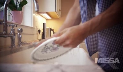 Молодой человек на кухне пристал к сестре-блондинке в розовой майке и приказал ей сделать горловой минет.