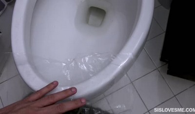 Блондинка в ванной ласкала толстый член братишки своими устами.