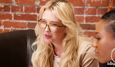 Начальник снимает с азиаточки платье и чулки, чтобы заняться сексом.