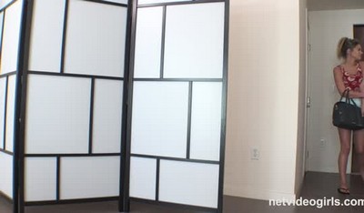 Студентка возбудилась от интимной литературы и начала мастурбировать в библиотеке своего колледжа.