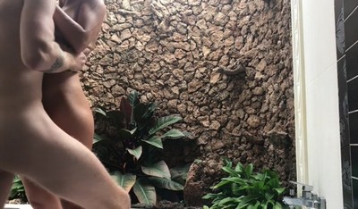 Худой пацан стоит раком в туалете и трахает стройную девушку.