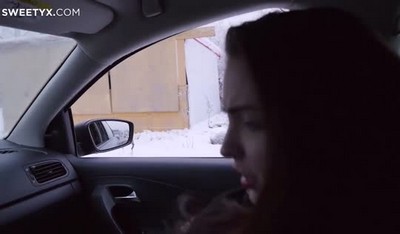 На минус десяти, на автобусной остановке, замерзает Натали, русская девушка.