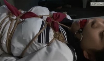 Японский школьный врач наказал молодую симулянтку с шибари.