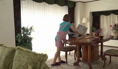 Японец аккуратно и мягко разминает влагалище своей худой дочери своим маленьким членом.