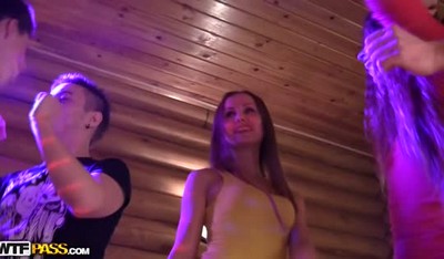 Эшли Адамс, известная порно звезда, решила справиться с непослушным соседом гитаристом.