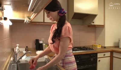 Молодая японская хозяюшка удовлетворяет отчима.
