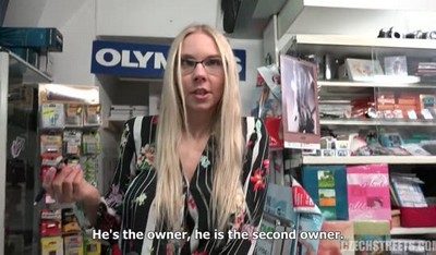 Одна продавщица согласилась на предложение секса за деньги.
