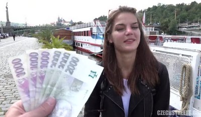 Однажды на улице симпатичная девушка решила заработать деньги на интимную услугу.