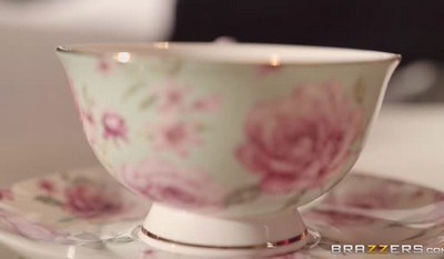 Блондинка с аппетитной фигурой находится в комнате с хуястым латиносом.
