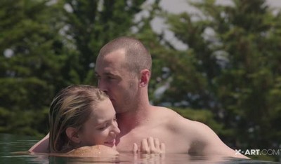Мужчина с гладко выбритой головой находится на свежем воздухе с молодой блондинкой, которая страстно удовлетворяет его.